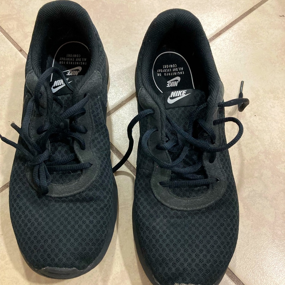 Womens size 10 Nike Tanjun black shoes